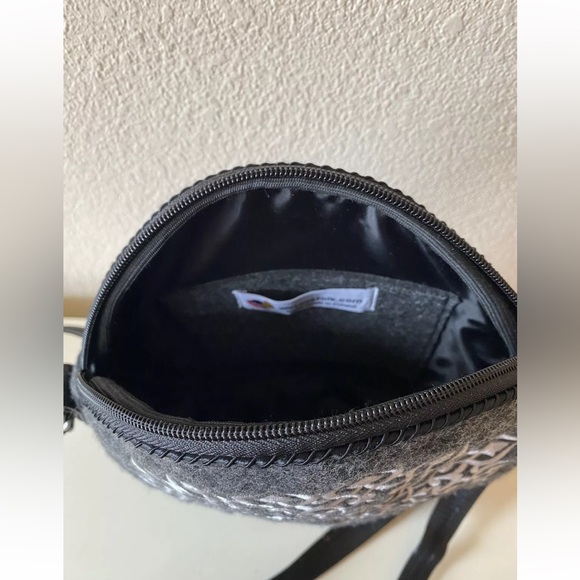 We Love Folk - Grey Round Felt Bag with White Embroidery Purse - Poland - Picture 6 of 12